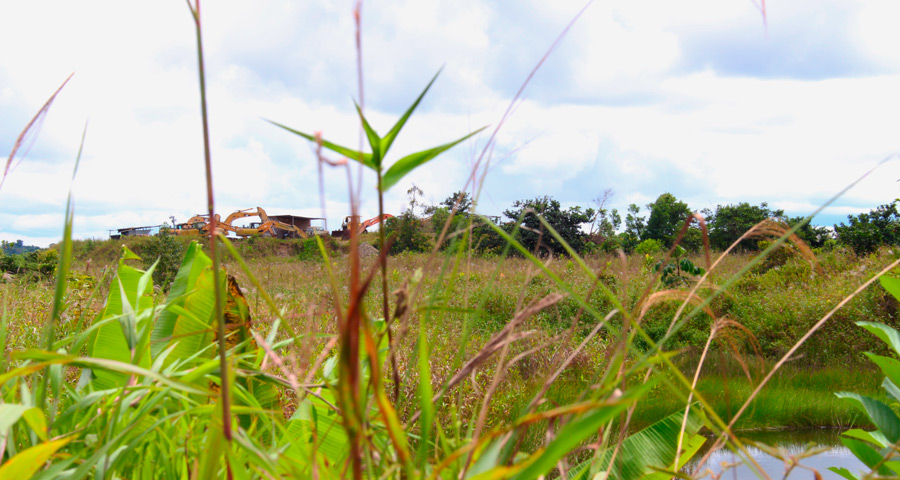 Entrada a una mina de maquinaria pesada