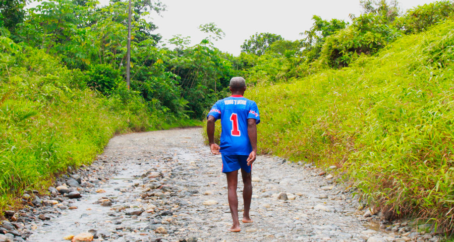 Don Leonidas en el camino a su mina