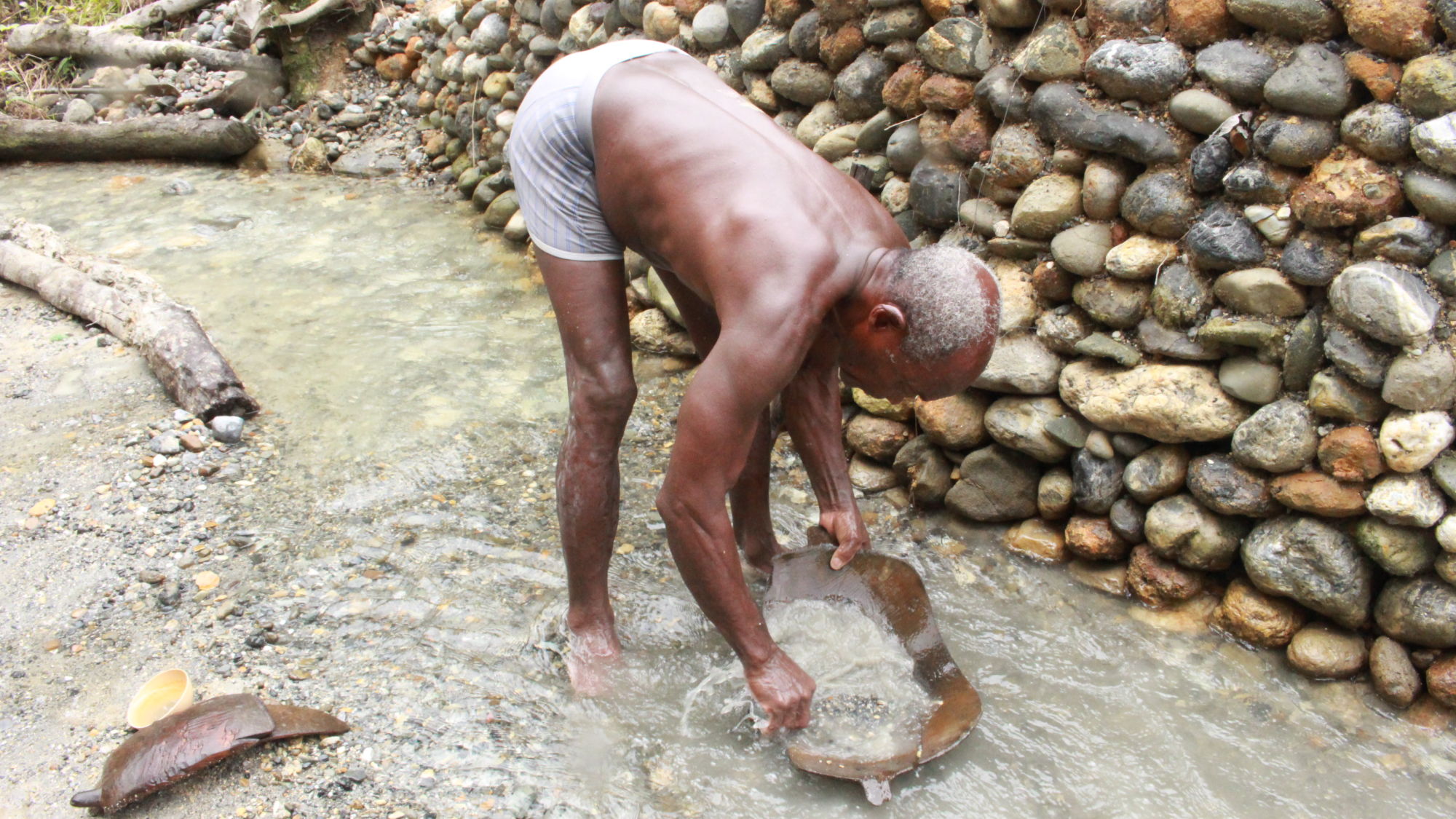El sol que le quema la espalda
