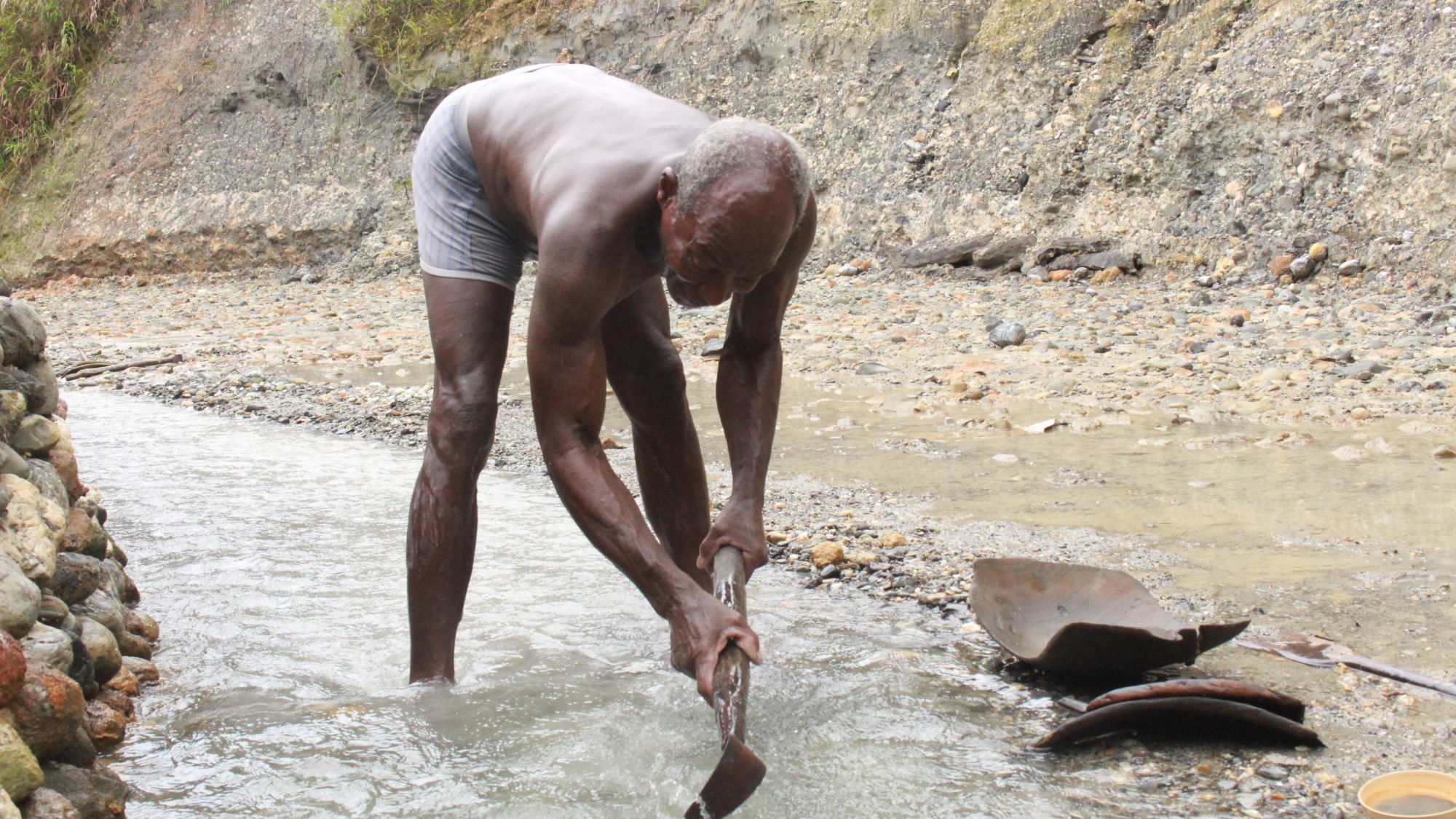 El sol que le quema la espalda